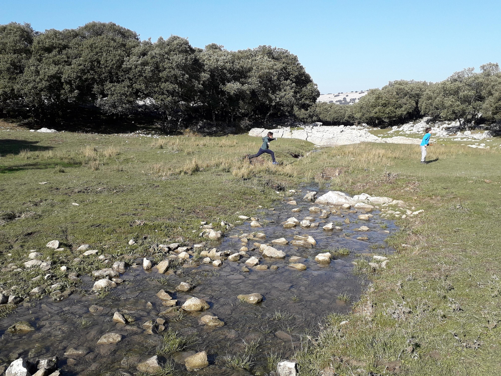 Unos niños se divierten en un meandro del Bailón.