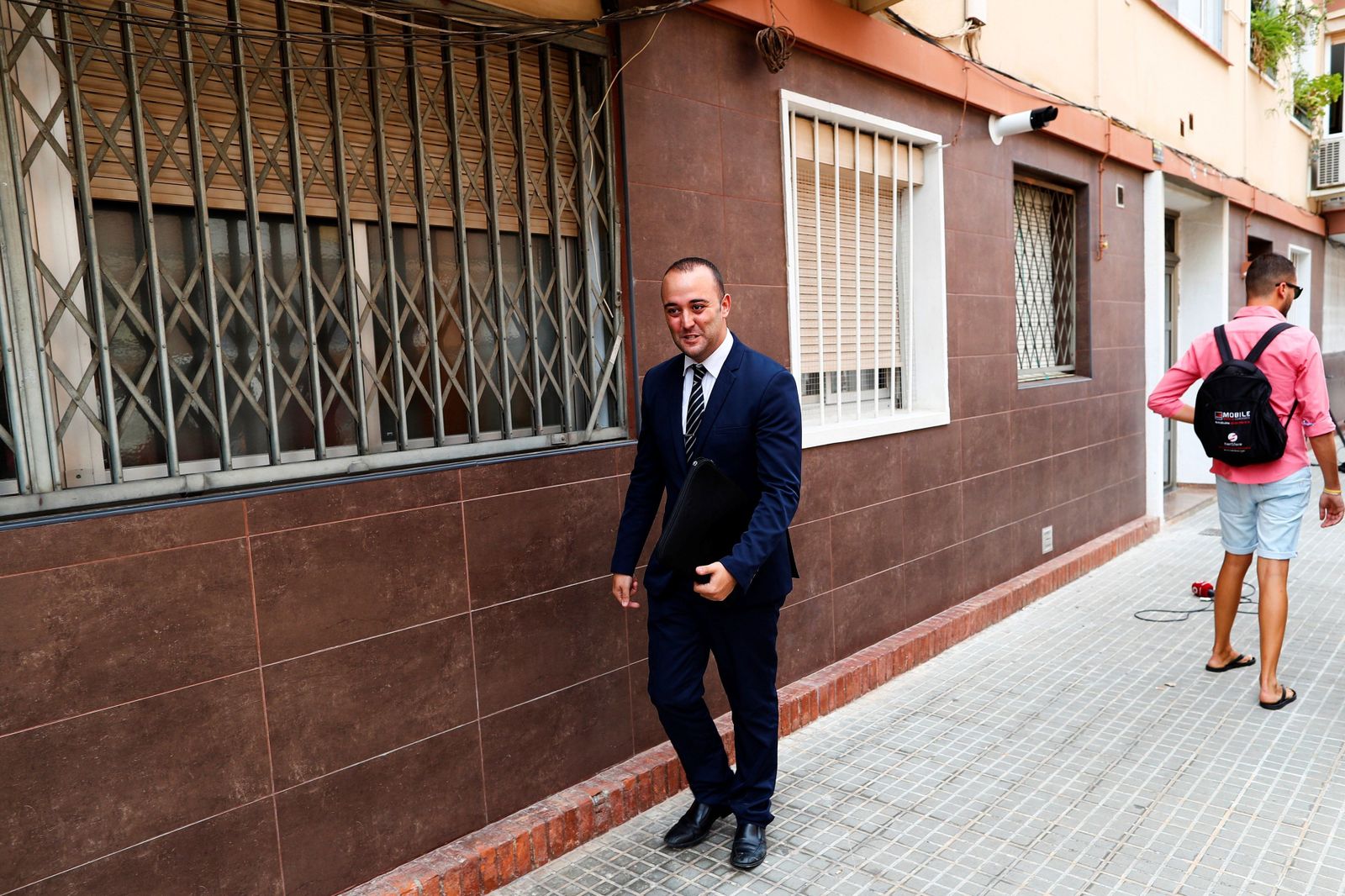 El abogado de la familia de Taib, que quiere denunciar a la mossa que lo abatió, en las inmediaciones del domicilio del fallecido.