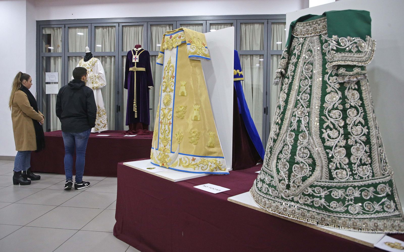 Fotos de la exposición de enseres cofrades en La Línea