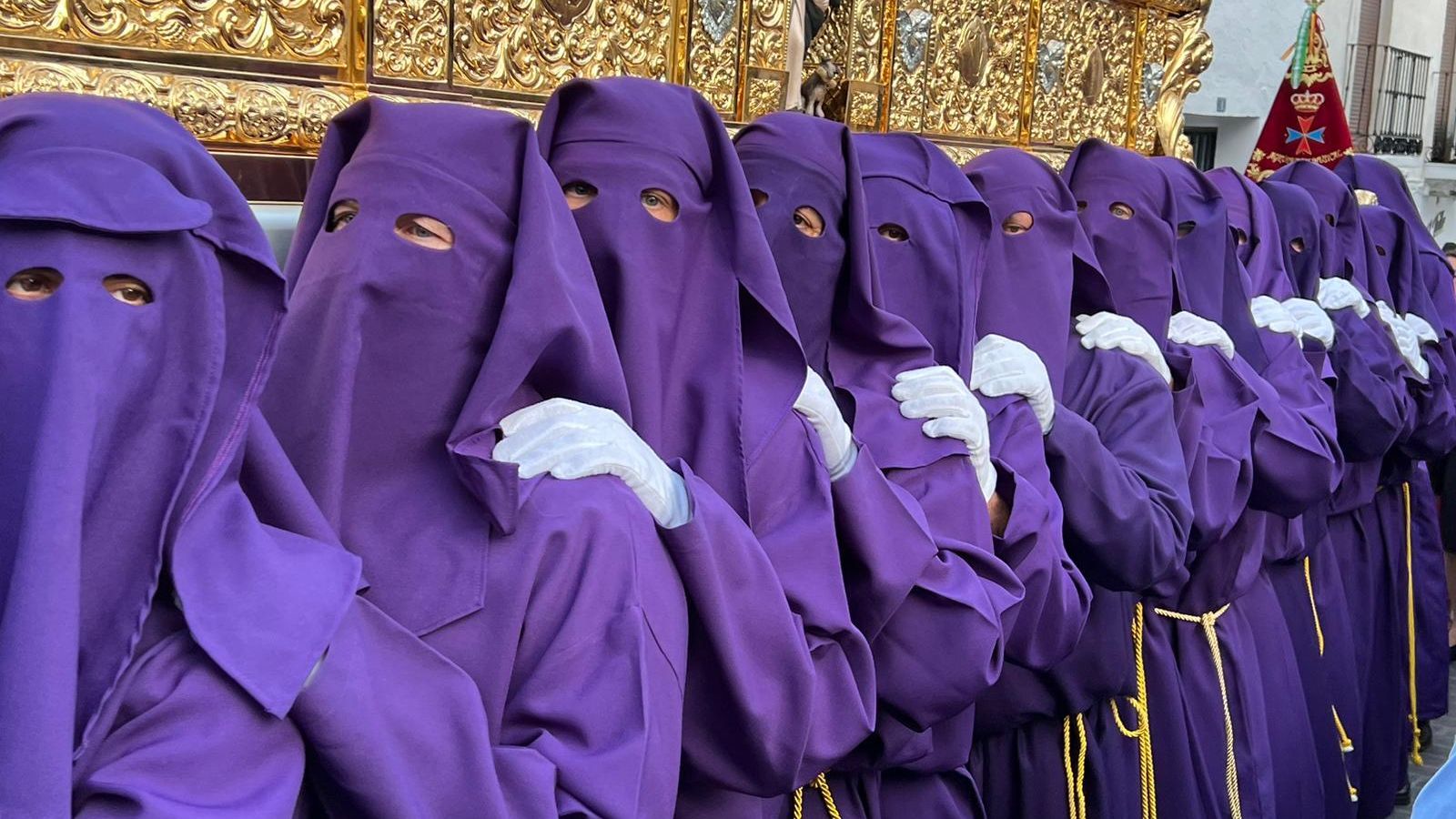 Una fila de costaleros portando al Nazareno en Mijas.
