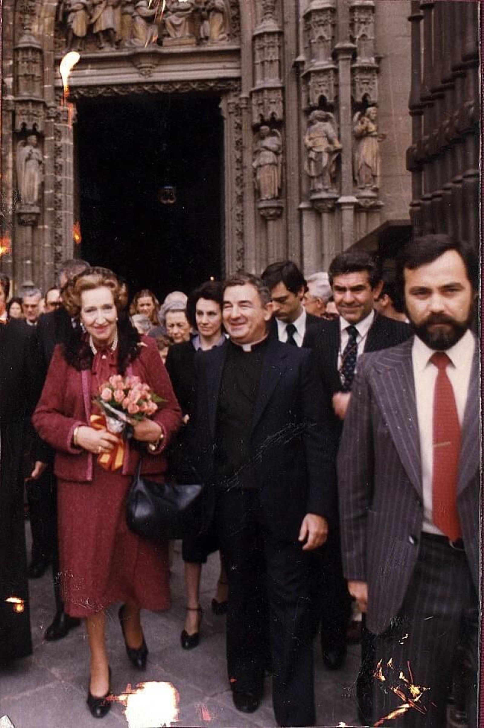 La condesa de Barcelona abandona la Catedral, en la década de los 80, tras visitar a la Virgen de los Reyes.