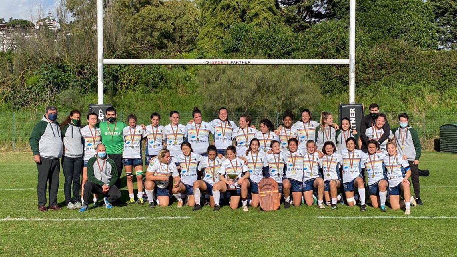 Las Cocos posan con el título de la Copa Ibérica en Portugal.