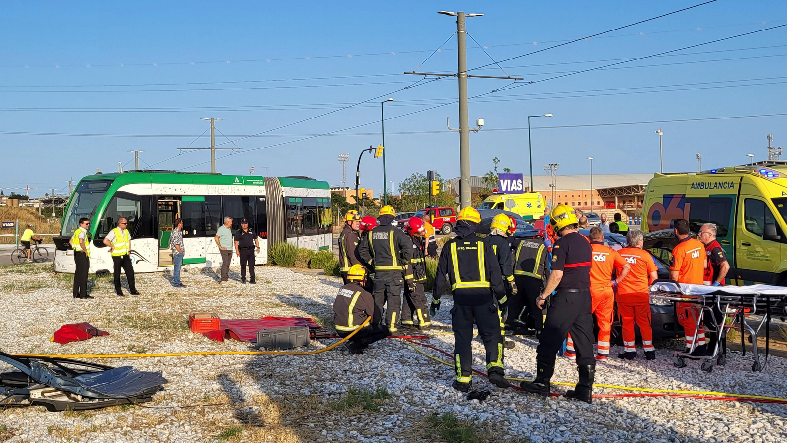Las fotos del accidente entre el Metro de Málaga y un coche en El Cónsul