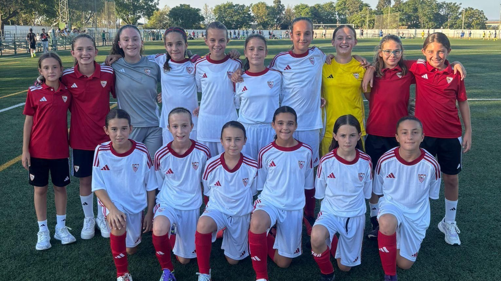 Martina Azpilicueta, quinta por la izquierda en la fila superior, con sus compañeras del Sevilla FC Alevín Femenino