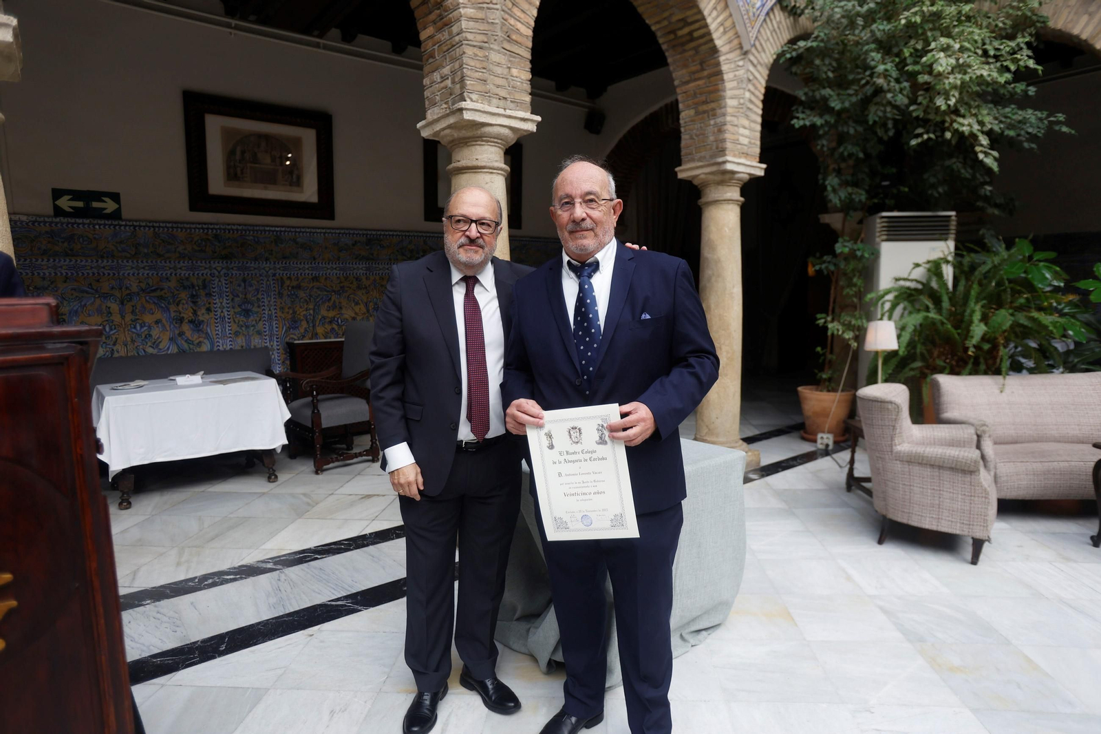 El Colegio de Abogados de Córdoba distingue a los colegiados que cumplen 25 y 50 años de ejercicio, en fotos