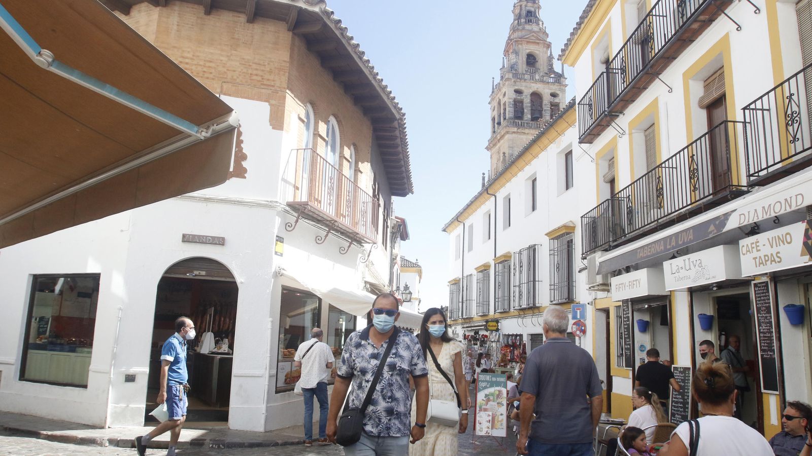 Visitantes en el entorno de la Mezquita-Catedral.