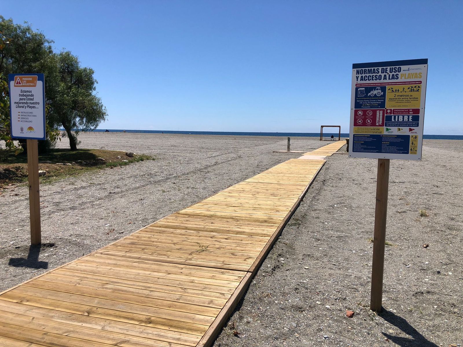 Motril señaliza sus playas con la ubicación de la accesibilidad para personas con movilidad reducida
