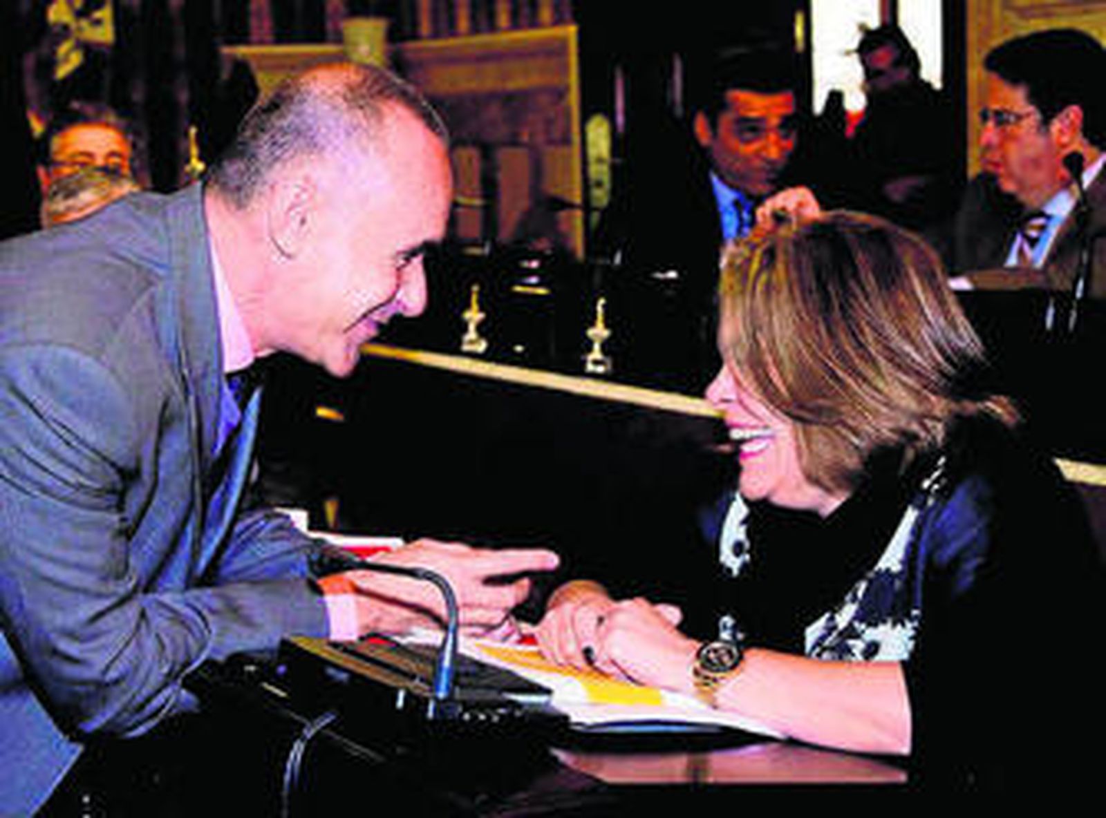 El socialista Antonio Muñoz bromea con la delegada Asunción Fley.