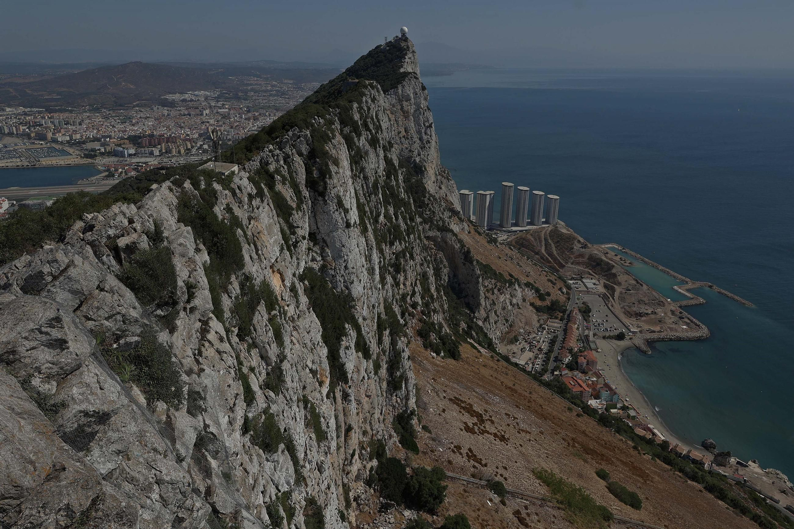 Las obras del Eastside Project, con las torres Hassam al fondo, vistas desde la cumbre del Peñón.