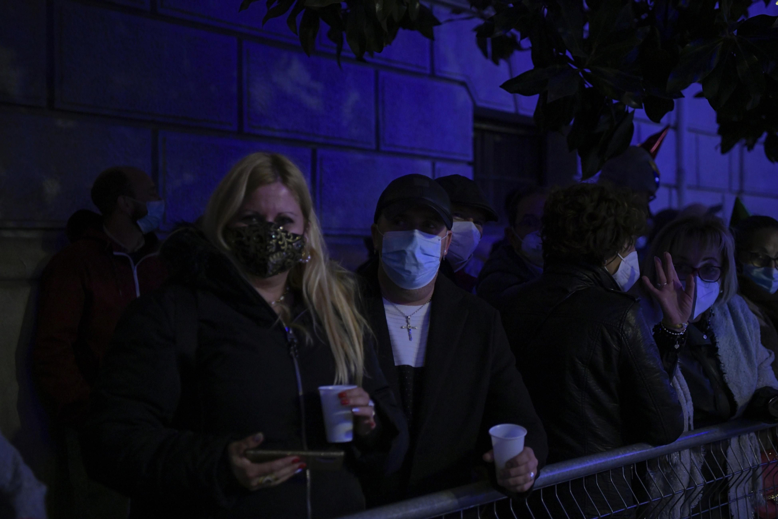 Así fue la Nochevieja 2021 en Granada, en imágenes: uvas en una Plaza del Carmen vallada y ambiente de fiesta en la calle