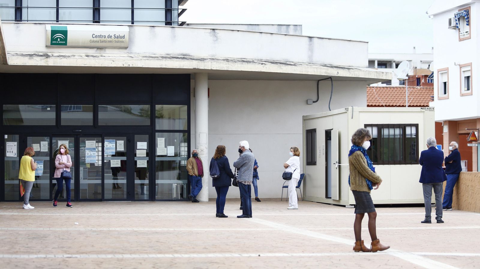 Varias personas esperan ante la caseta de vacunación del centro de salud de Teatinos.