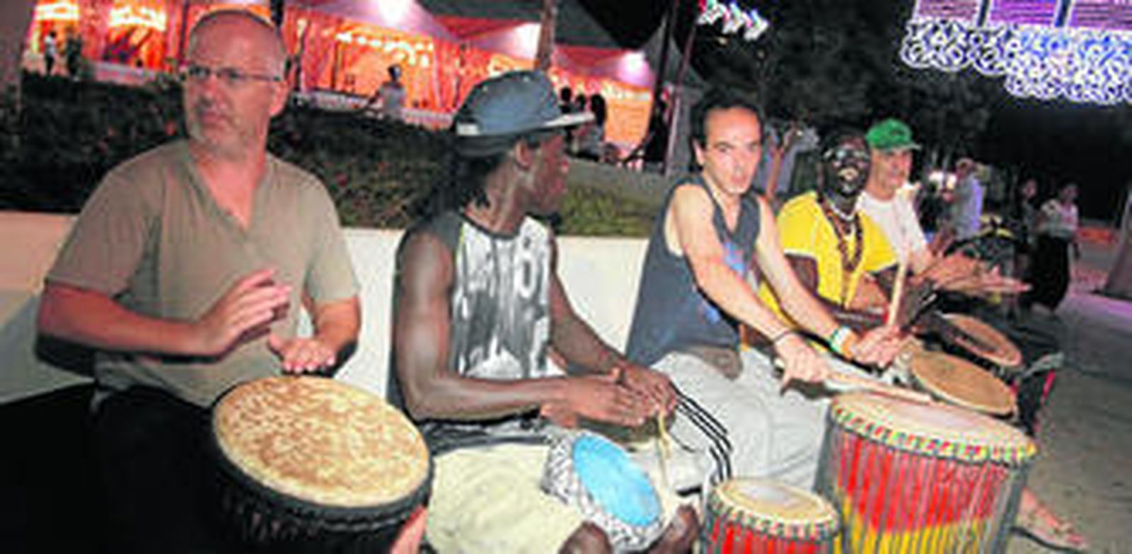 Este grupo de amigos no han decidido cual será el nombre del grupo de momento, pero si tienen claro que seguirán tocando cada noche.