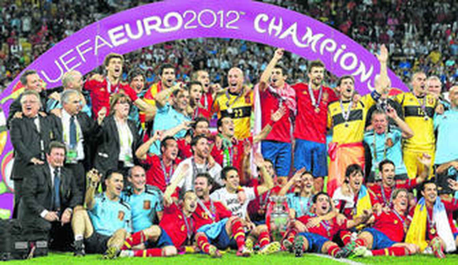 La selección española al completo, incluidos técnicos y federativos, posa con el trofeo logrado tras superar a Italia por 4-0.