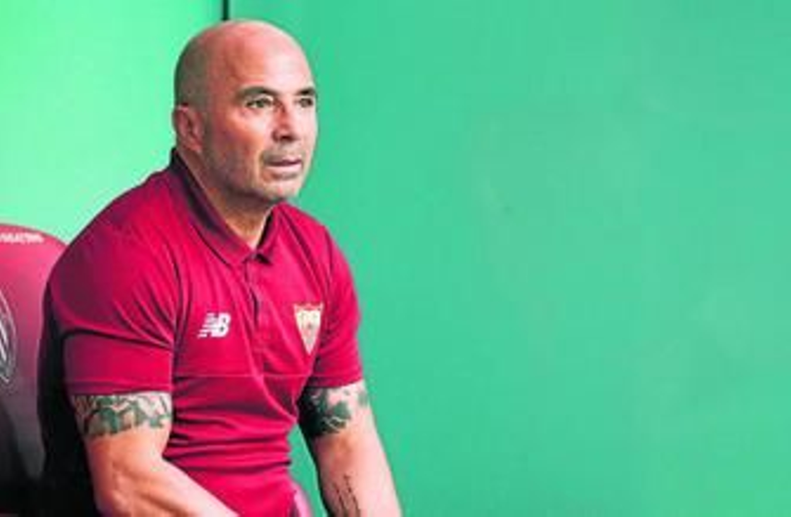 Jorge Sampaoli, meditabundo, permanece sentado en el banquillo de San Mamés, instantes antes de que comenzase el partido.