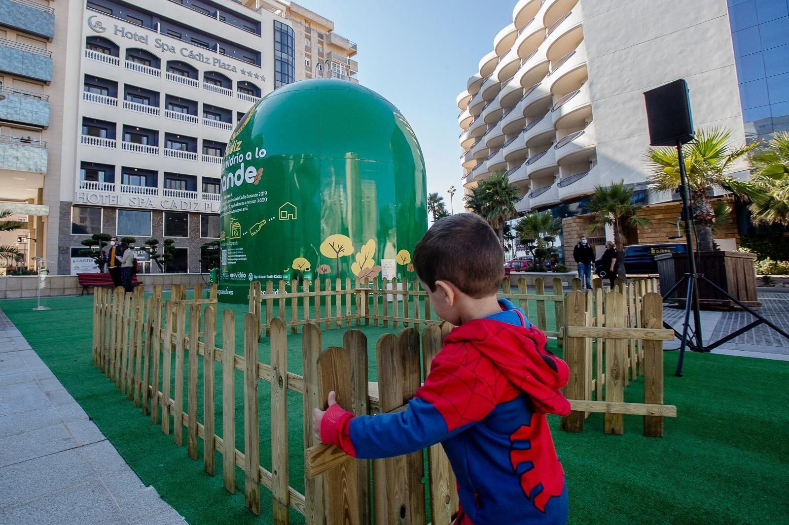 Un niño juega a pocos metros del gigantesco contenedor instalado en la Glorieta Ingeniero La Cierva