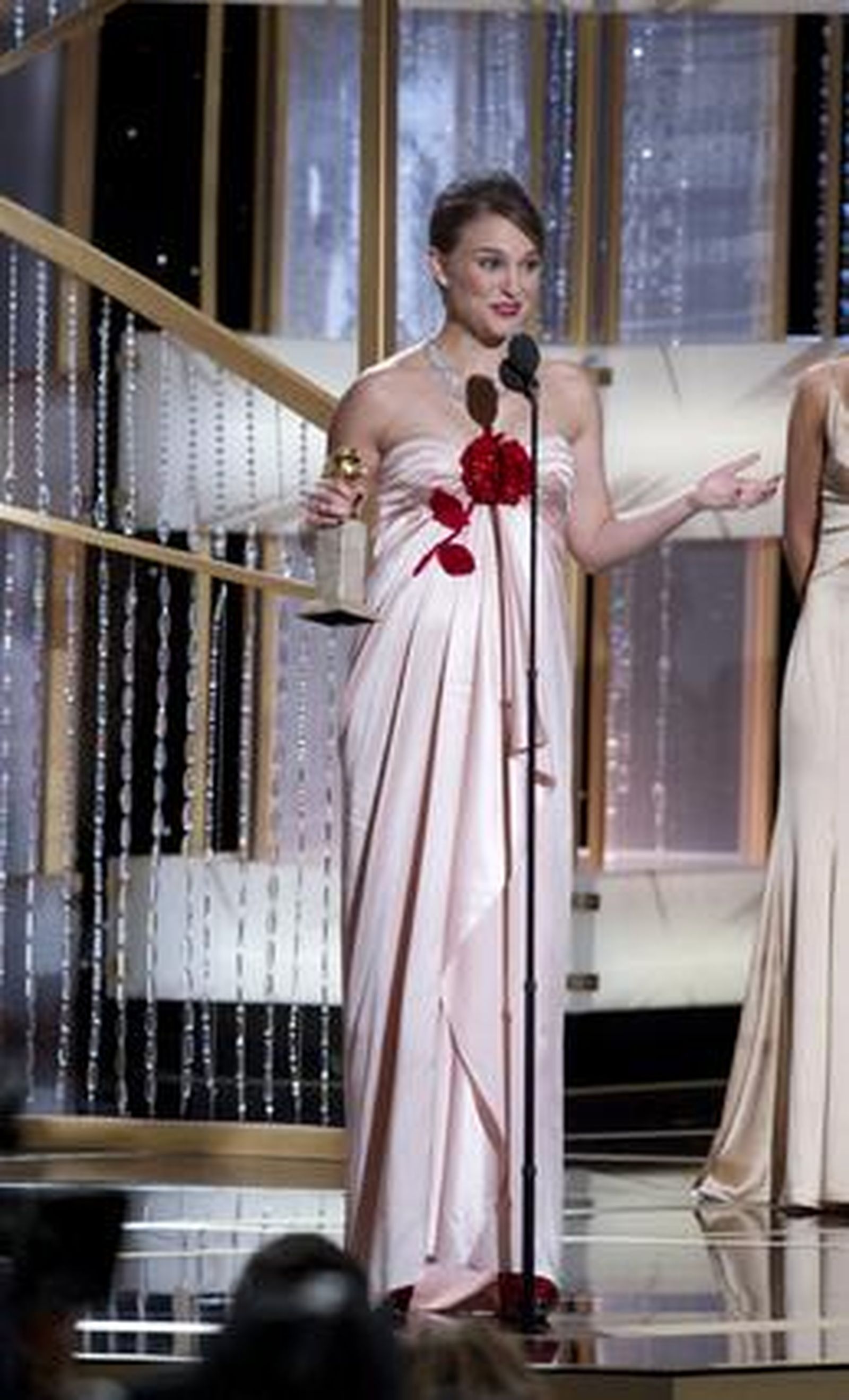 Natalie Portman recibe el Globo de Oro a Mejor Actriz por su papel en "Cisne Negro. / © HFPA · 68th Golden Globe Awards