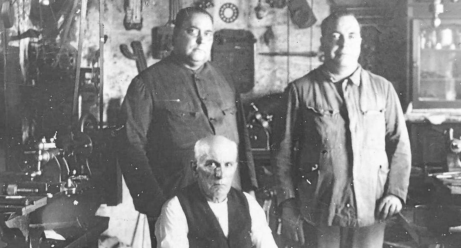 El fundador Jose Nárvaez Sánchez, con sus hijos Manuel y José Nárvaez Barea, a principio de los años veinte del siglo pasado en su taller.