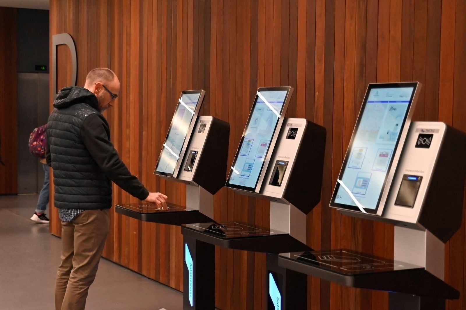 El primer día de apertura de la Biblioteca Grupo Cántico de Córdoba, en imágenes