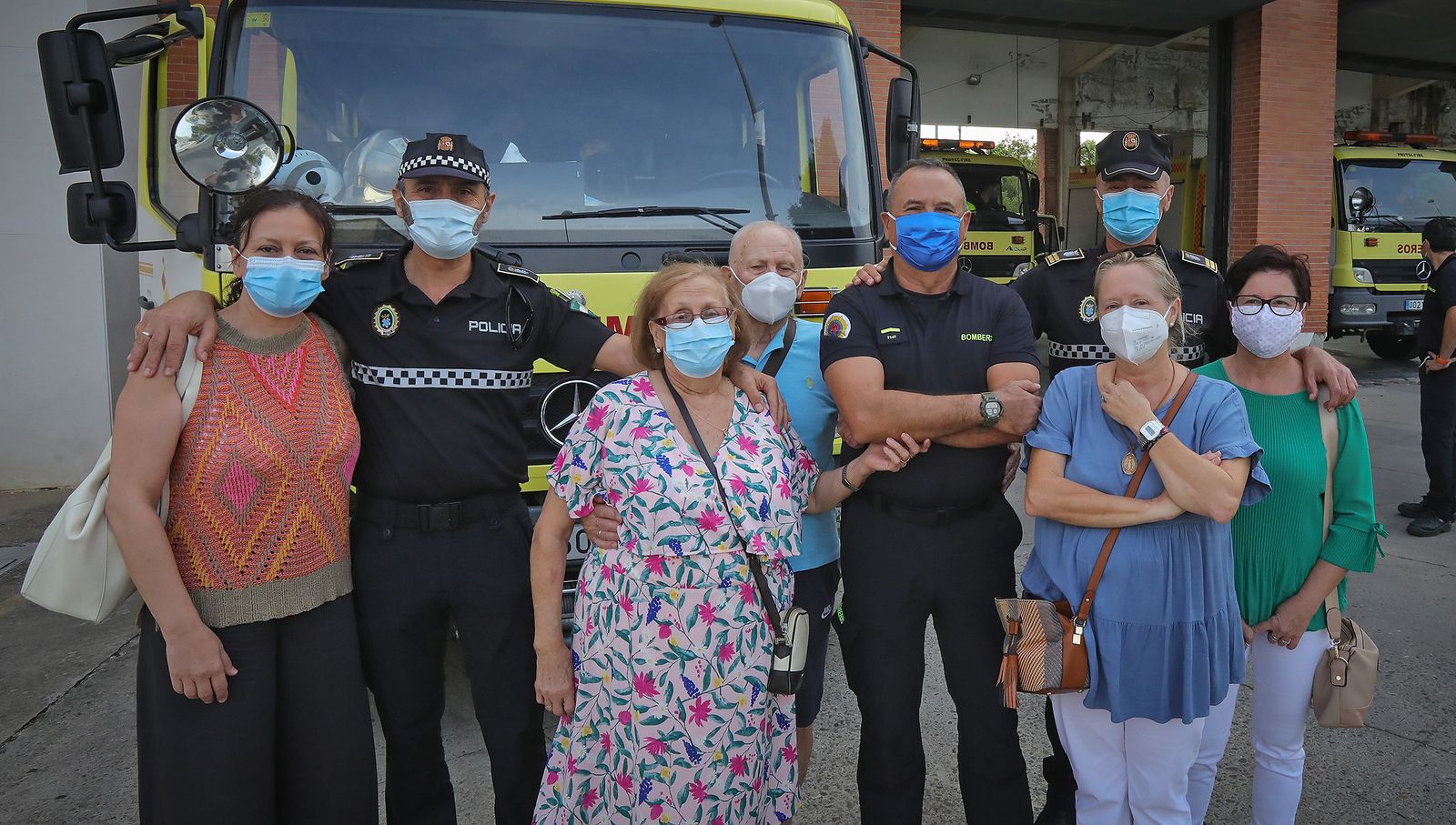 Homenaje sorpresa de bomberos y familiares del sargento 'Dioni' en su última guardia