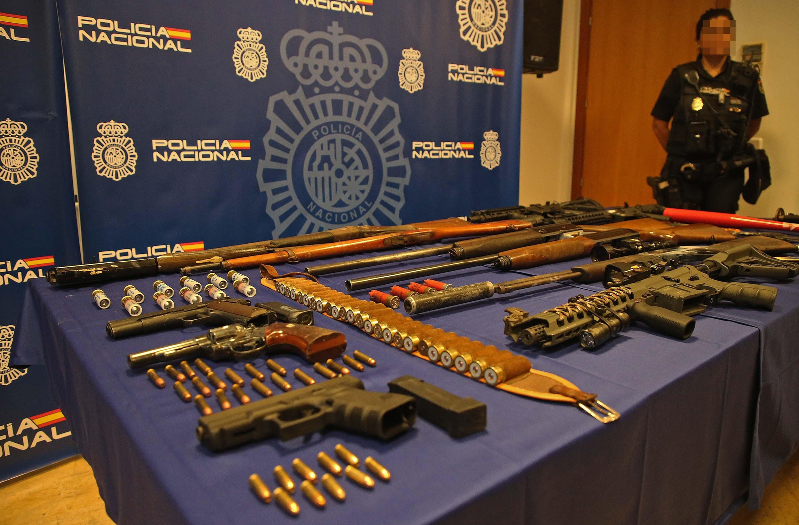 Fotos de las armas intervenidas por la Policía Nacional tras los tiroteos en La Bajadilla