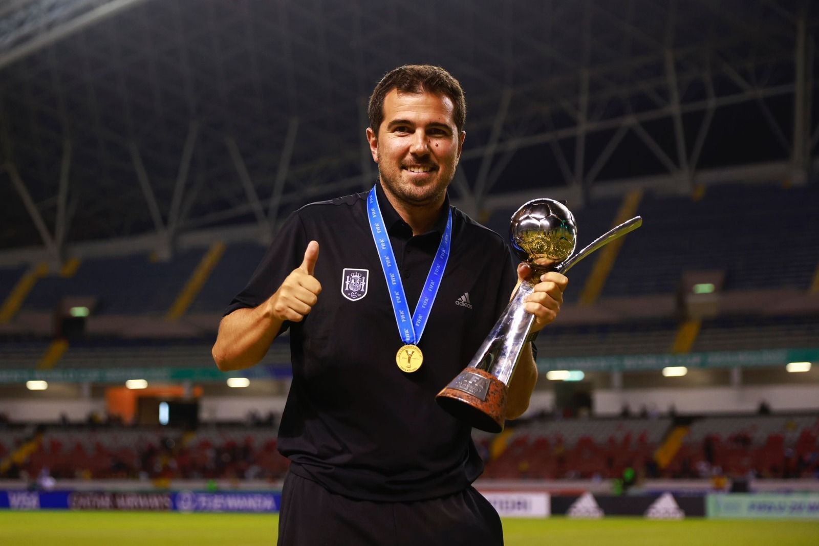 El doctor Abel Gómez Cáceres, cuando ganó la copa del mundo la selección española femenina de fútbol sub 20.