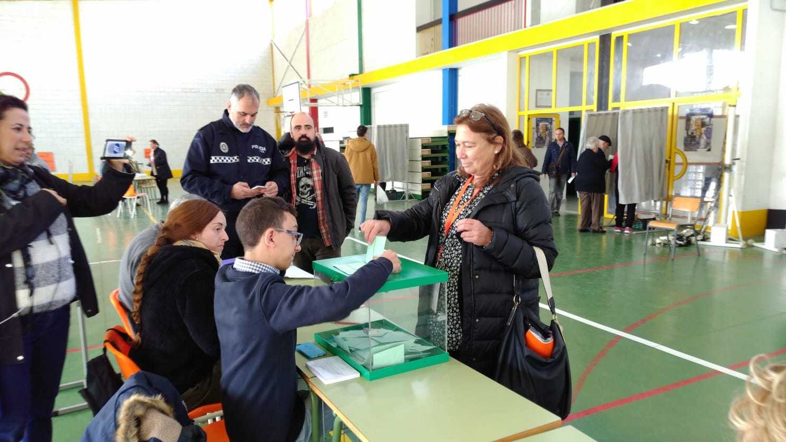 Mayte Mas, el domingo, votando en el colegio de la Compañía de María.