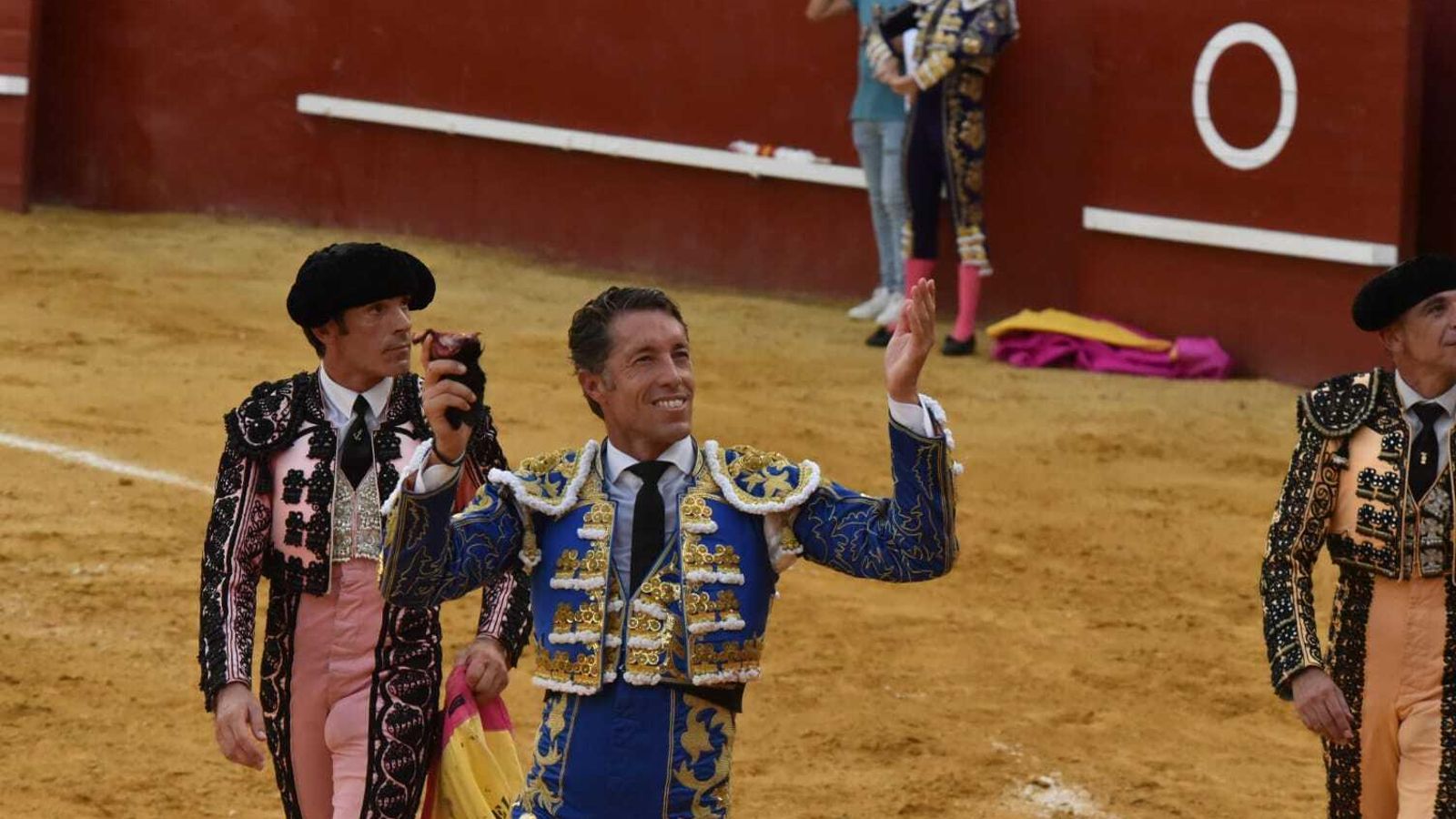 Manuel Escribano muestra uno de los trofeos.