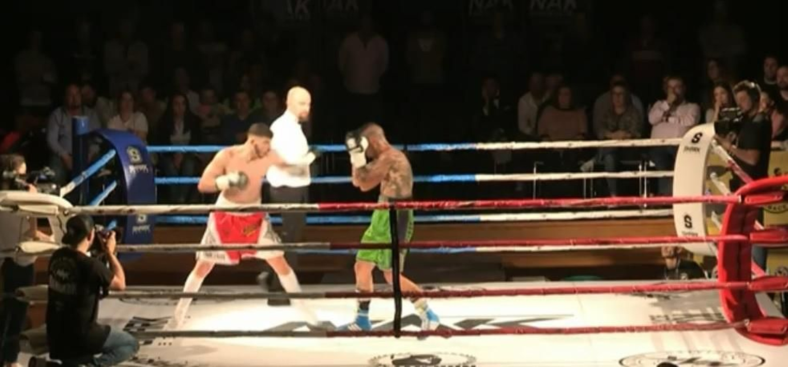 Imagen del combate del granadino Abde con Israel Muñoz