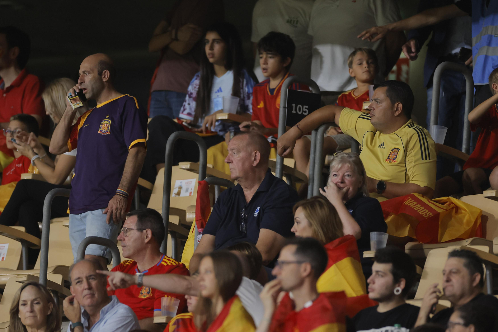 Búscate en las fotos del España-Escocia