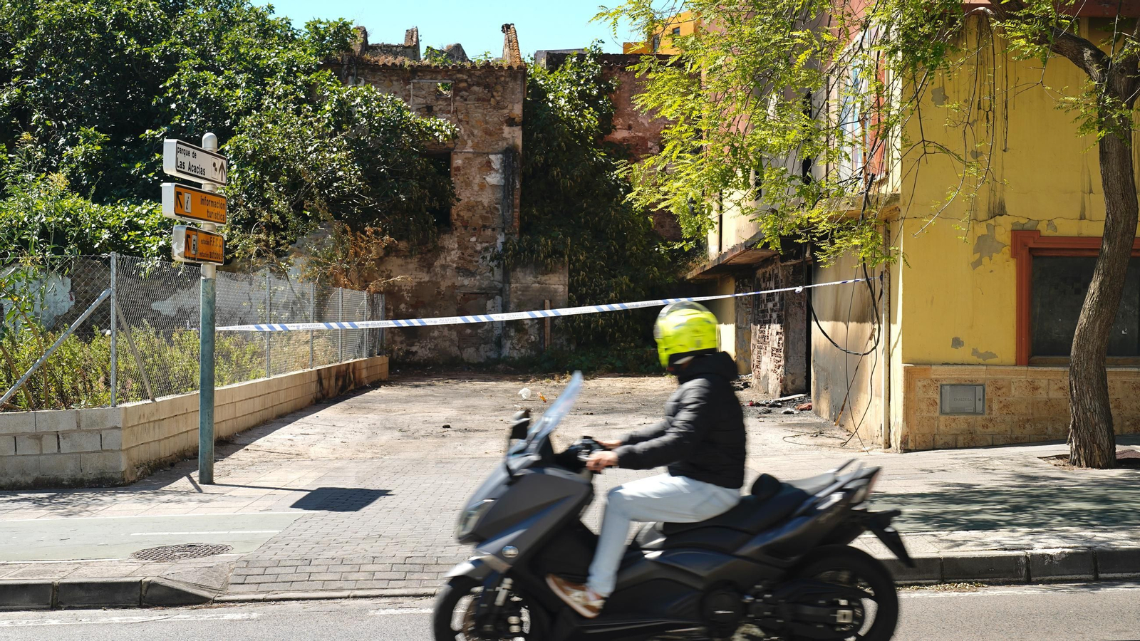 Fotos del edificio abandonado en la avenida Gesto por la Paz de Algeciras una semana después de incendiarse