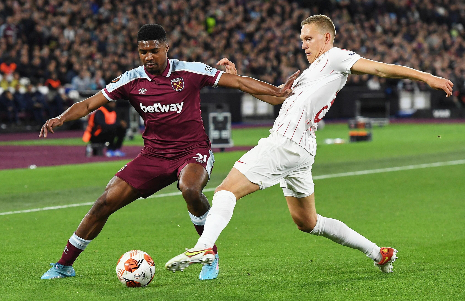 Augustinsson, en el West Ham-Sevilla.