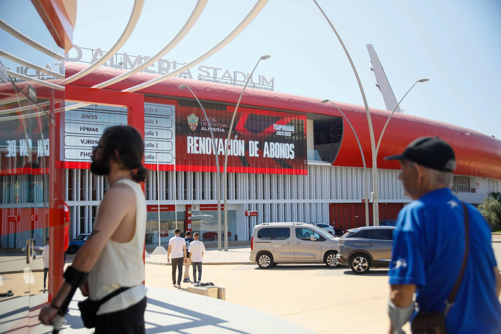 Las imágenes de la campaña de abonos de la UDA y apertura de la tienda del club