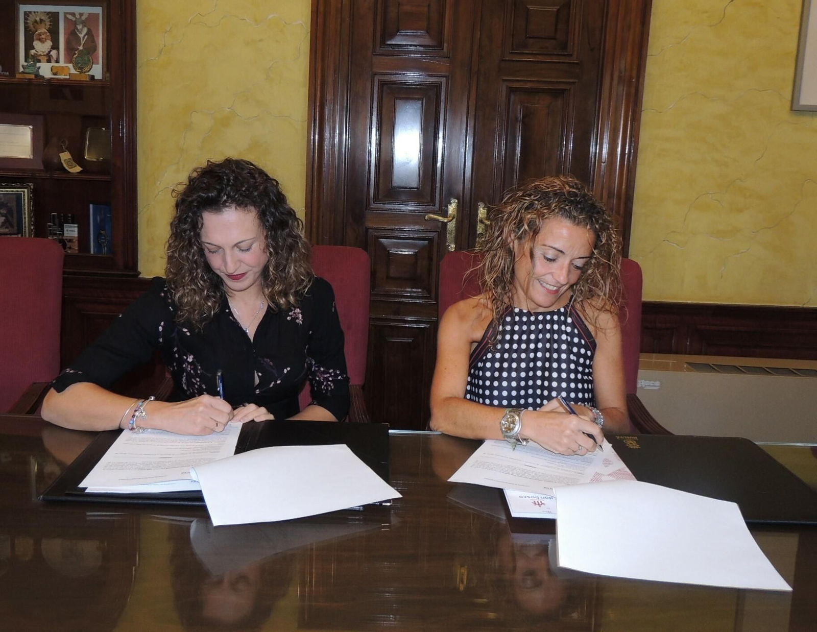 Momento de la firma del convenio de colaboración entre el Ayuntamiento y la Fundación Don Bosco.
