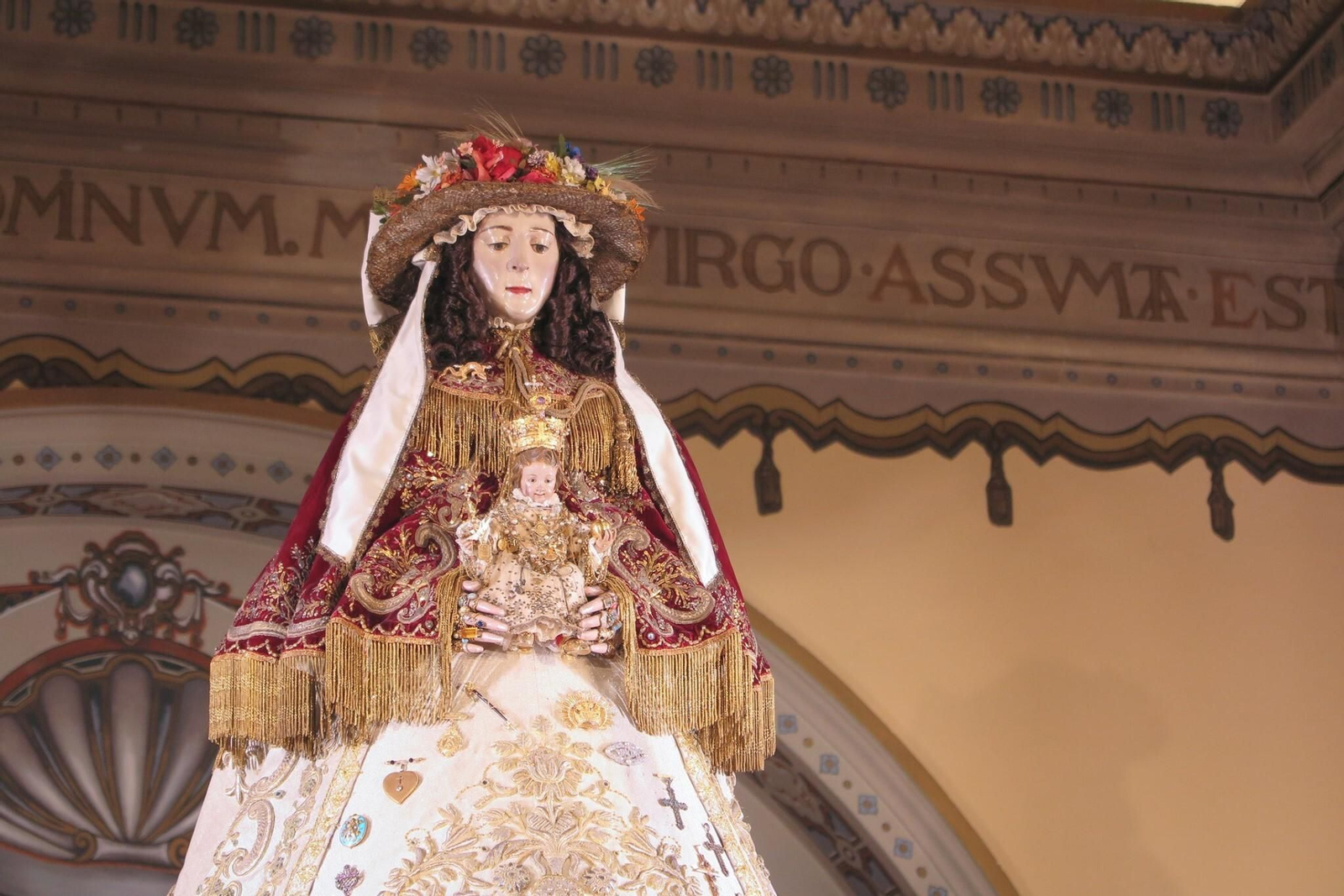 La Patrona de los almonteños, con el traje de los Montpensier, en la mañana de ayer.