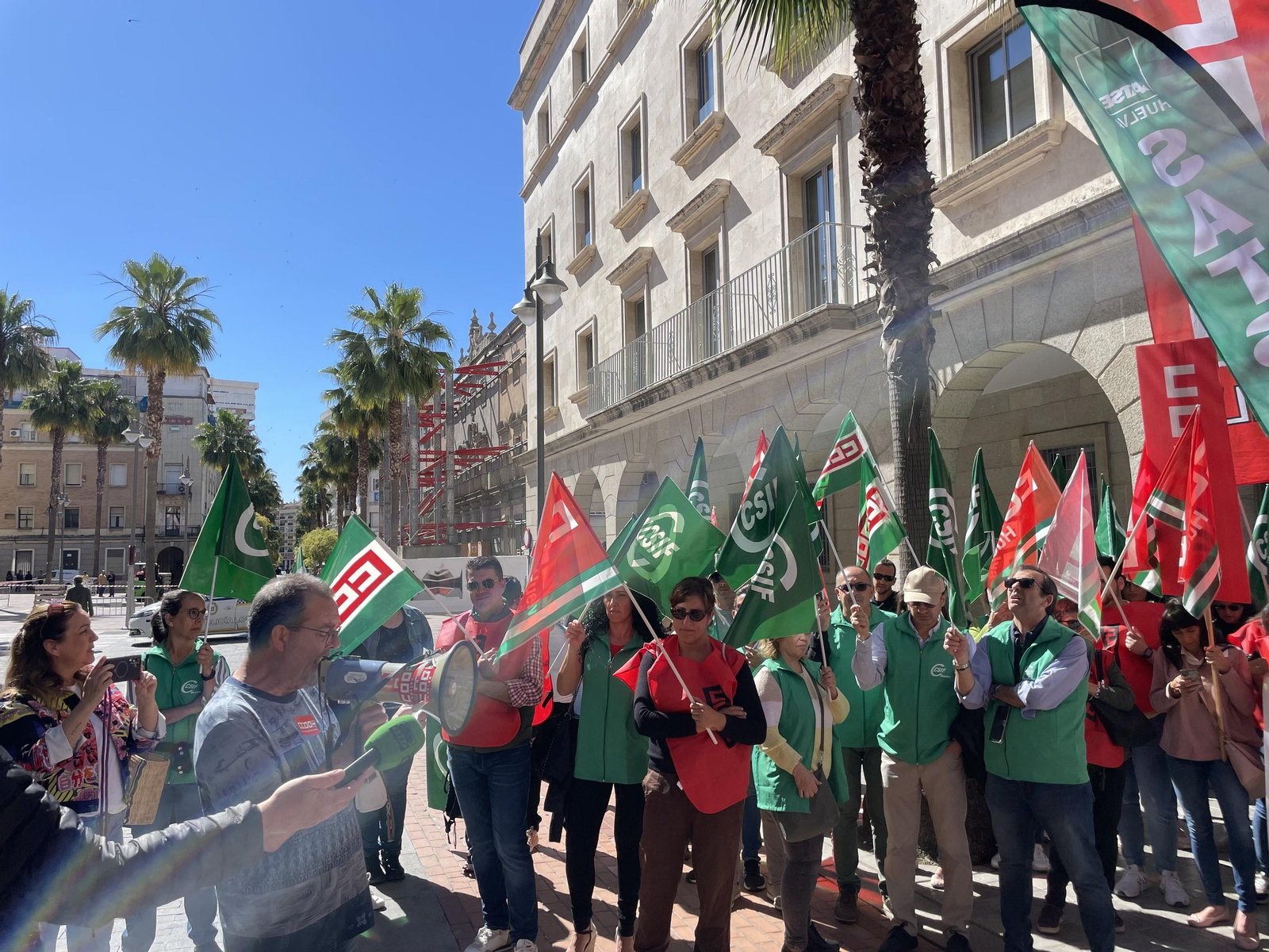 Manifestación de los sindicatos por los incumplimientos de la Junta con la Atención Primaria y profesionales sanitarios en Huelva.