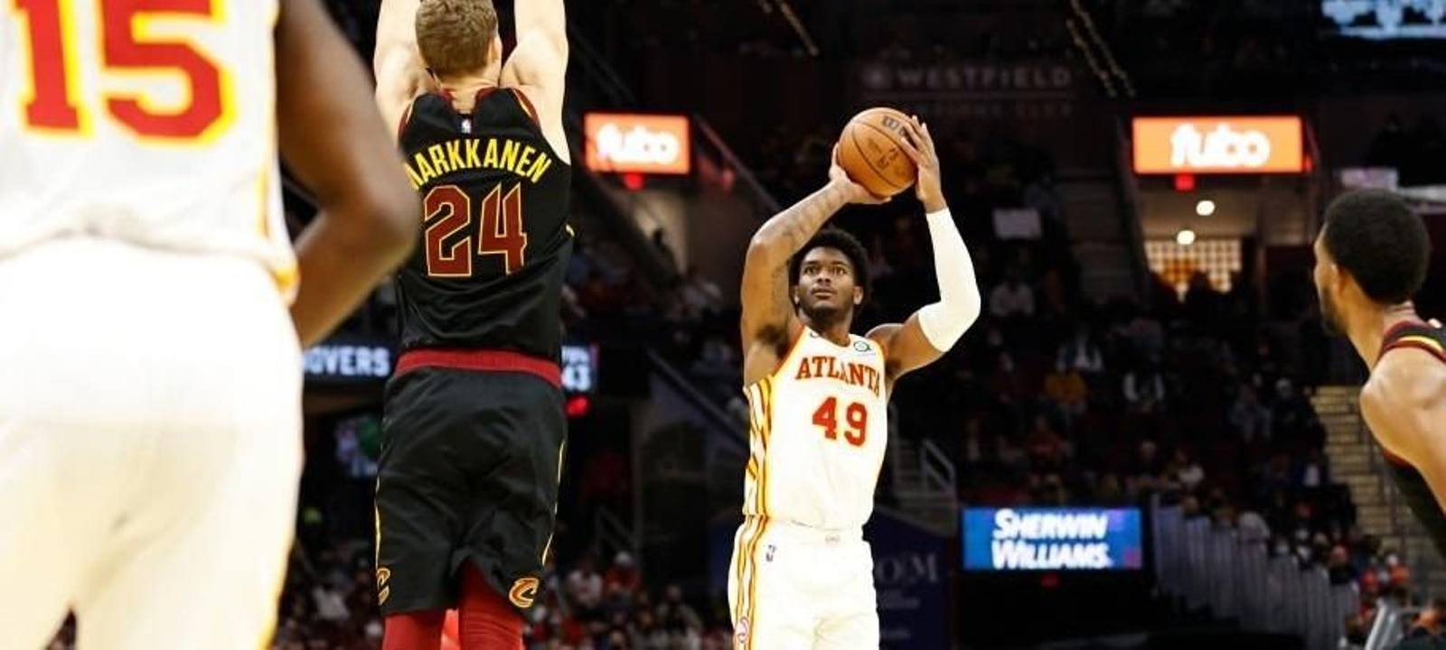 Oliver Cameron lanza a canasta un Atlanta-Cleveland de la NBA.