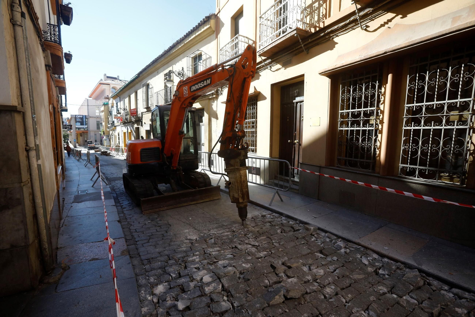 La reapertura al tráfico del primer tramo de la calle Alfaros, en imágenes