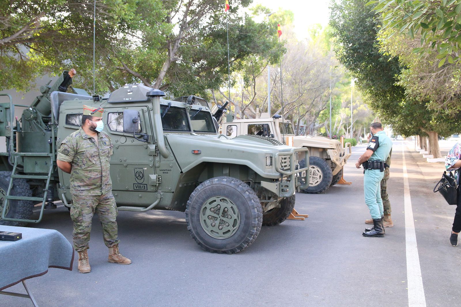 Fotogalería de la ministra de Defensa, Margarita Robles, a La Legión
