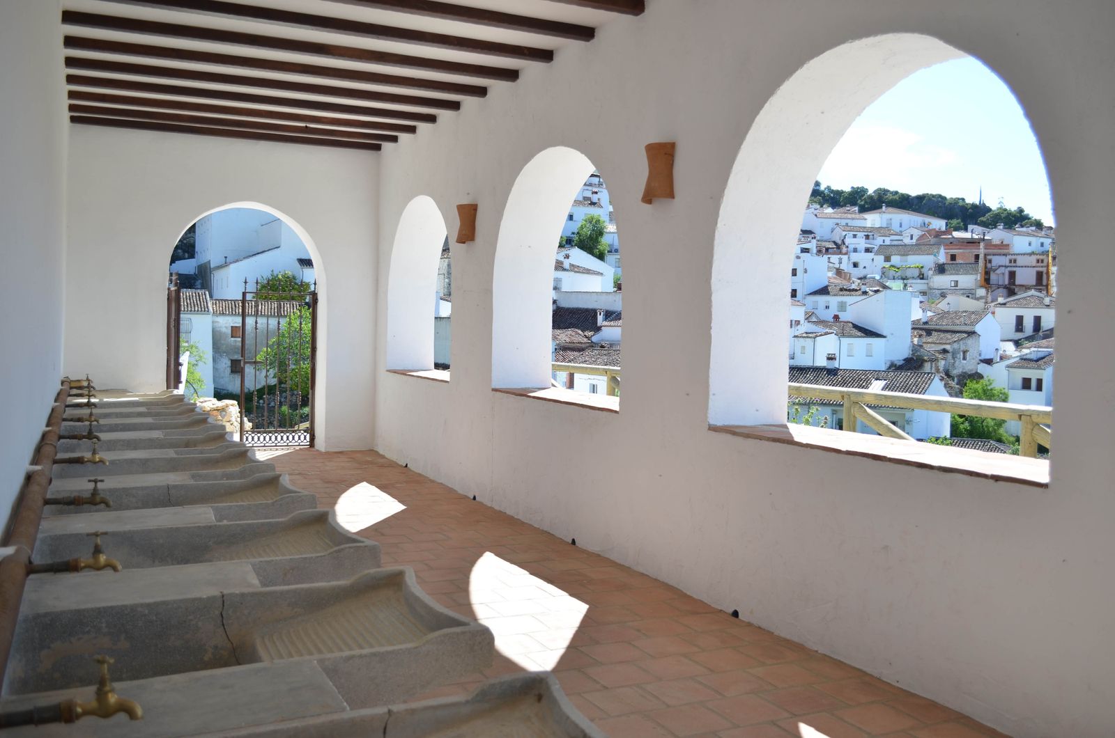 Desde el interior del lavadero se puede apreciar el municipio de Alpandeire.