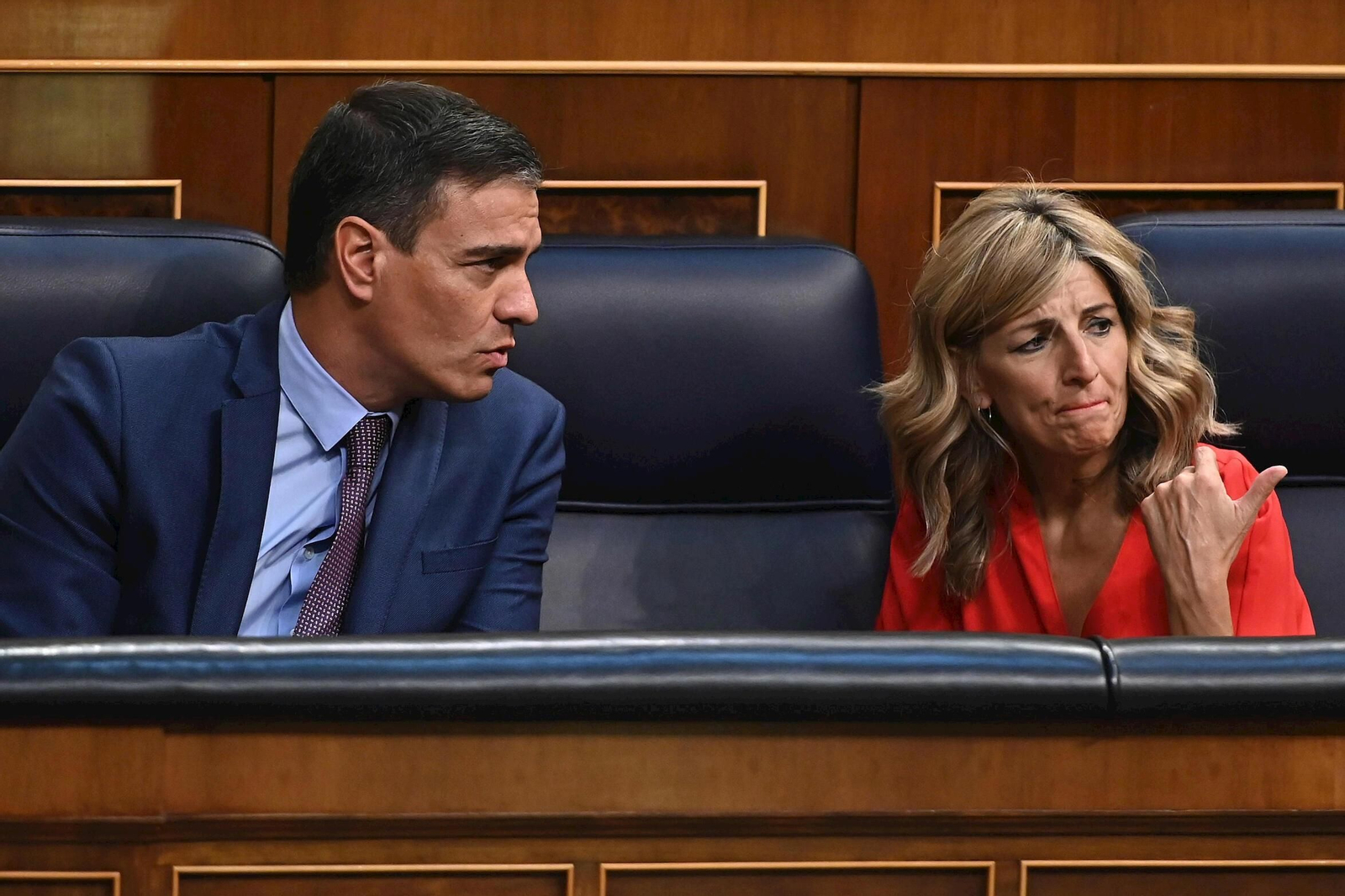 Pedro Sánchez habla con Yolanda Díaz antes de la votación que ha aprobado la Ley de Memoria Democrática.