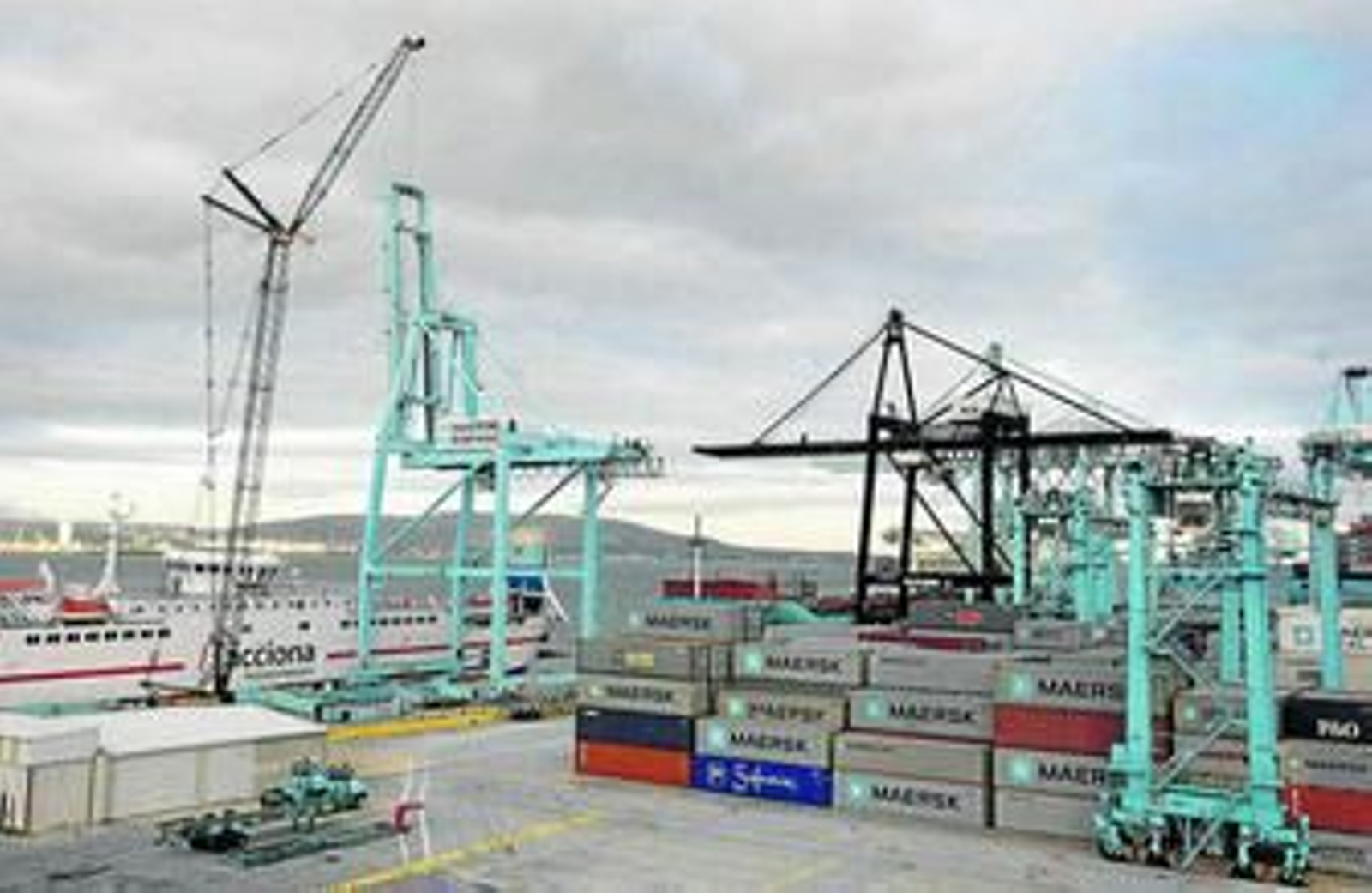 Una de las grúas que está siendo desmontada para su venta como chatarra en APM Terminals Algeciras.