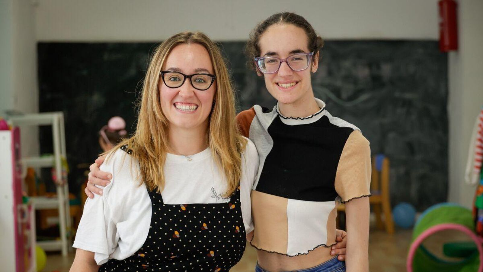 Marieta Ramos Cantos, directora, y Yanira Díaz, asistenta de juegos de Planeta Saturno