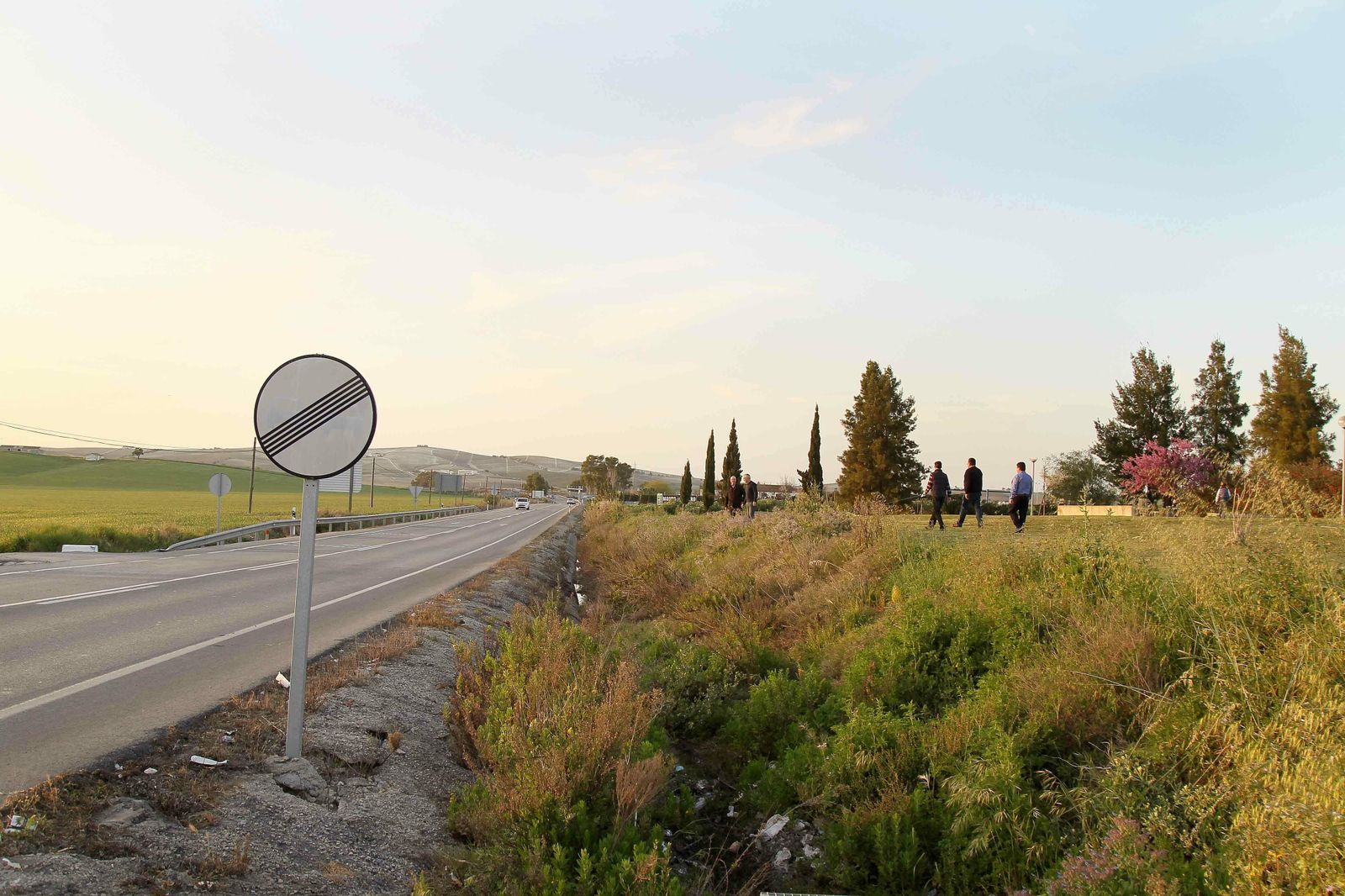 A un lado la carretera, y al otro, el parque de la calle Mar del Norte sin ningún elemento de seguridad.