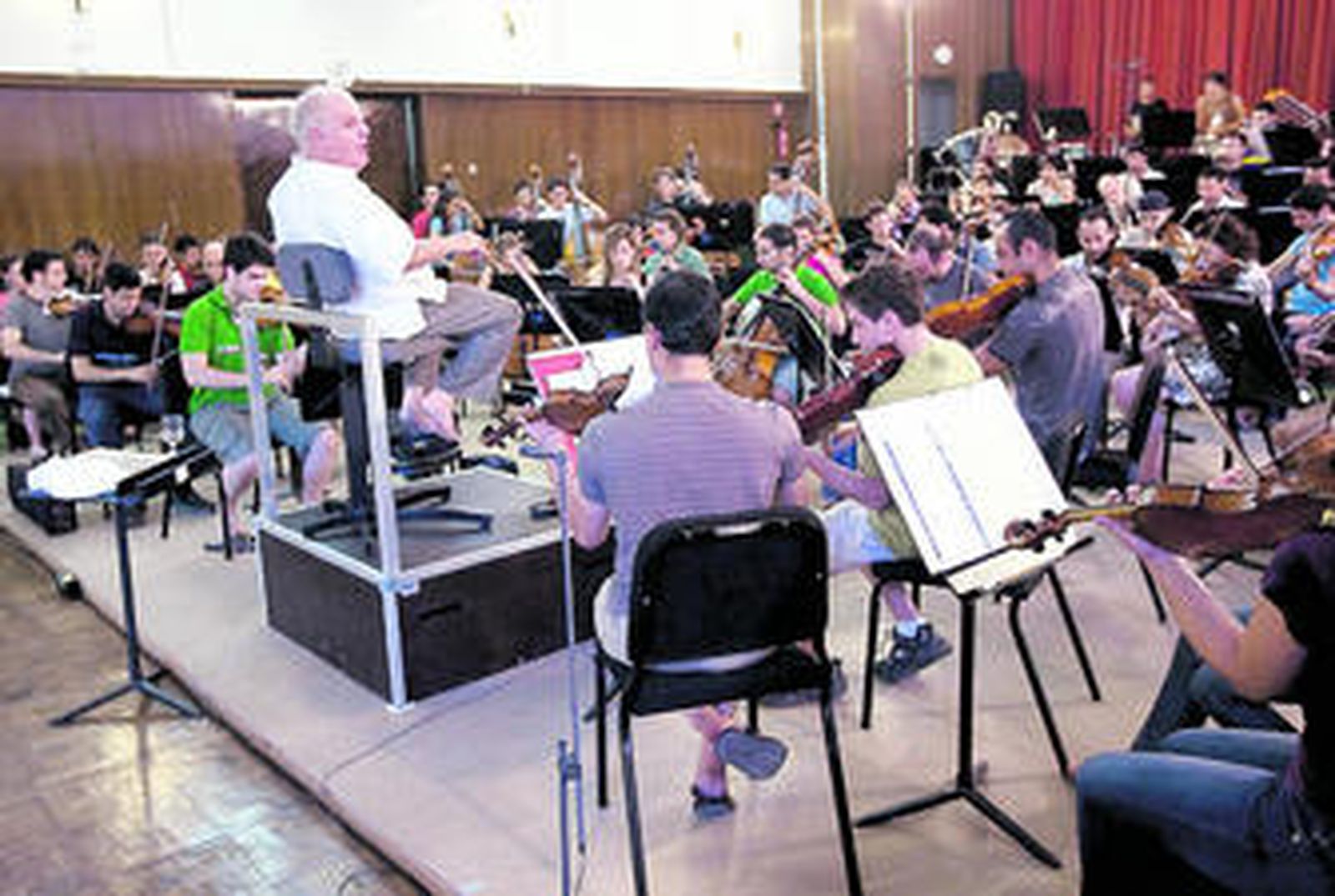 Barenboim dirige al West-Eastern Divan, ayer, en Sevilla.