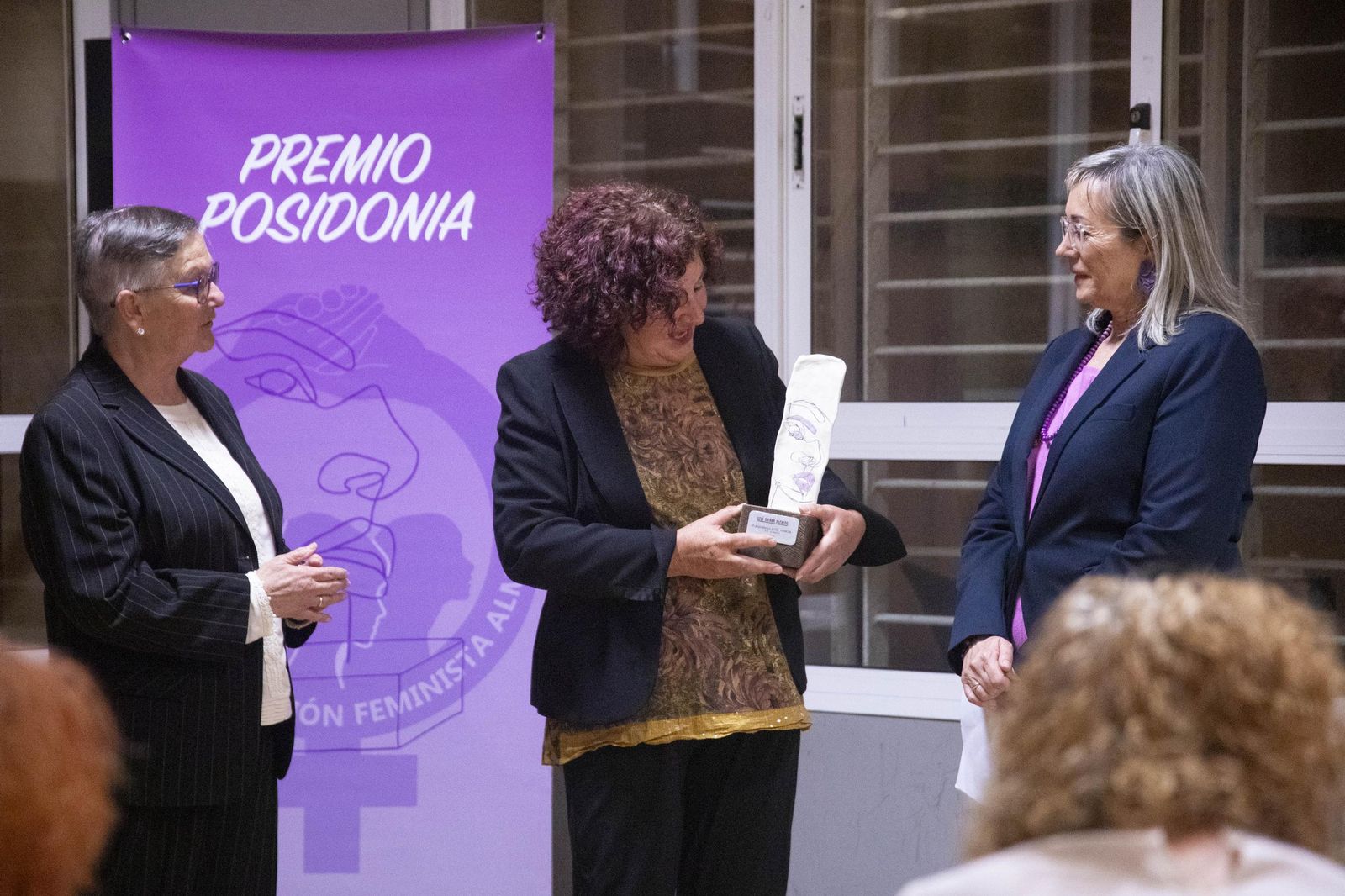 La Plataforma de Acción Feminista en Almería rinde homenaje a las mujeres de la Desbandá con su II Premio ‘Posidonia’ a Loli Sierra, vicepresidenta de la Asociación Memorialista de la Desbandá, en imágenes
