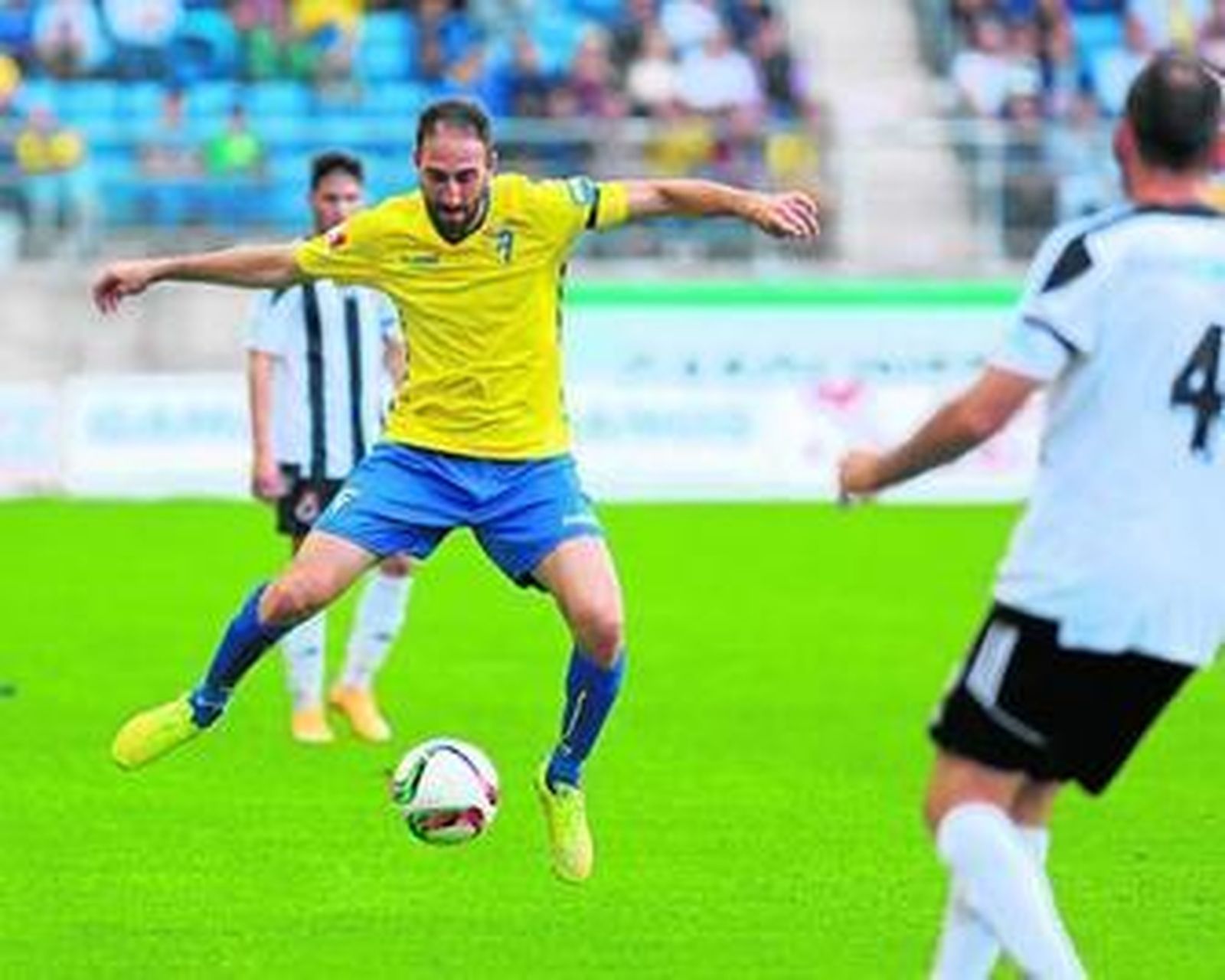 El lateral derecho Juanjo, en plena acción durante el partido contra la Balona.