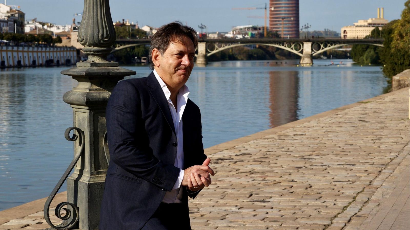 Andrea Morricone, fotografiado ante el Puente de Triana