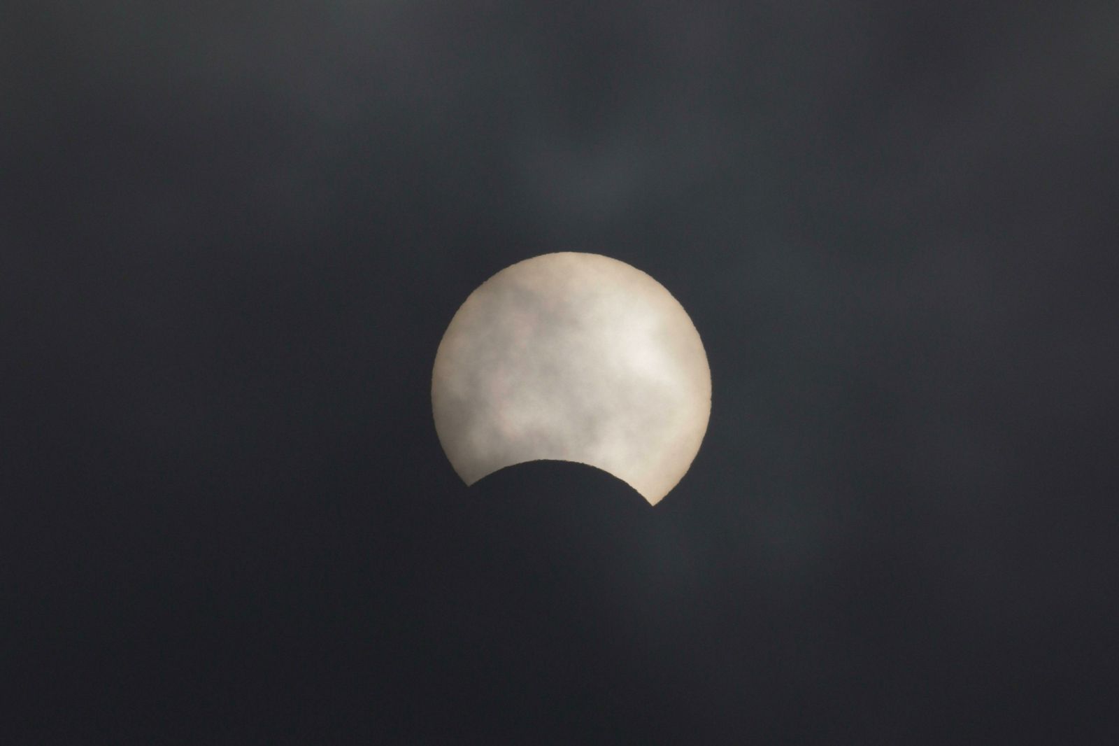 Las imágenes del último eclipse solar de la década