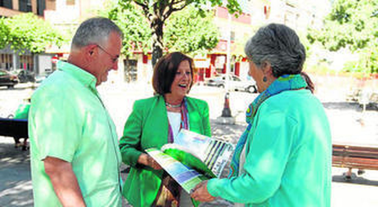 Los socialistas José María Rueda y María José Sánchez, ayer durante el acto de campaña para el 26-J.