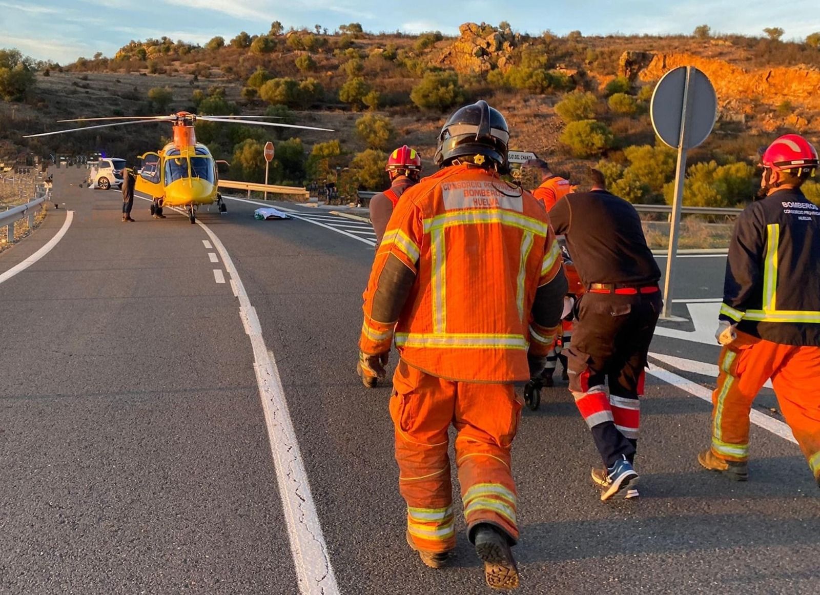 Servicios de emergencia intervienen en un accidente.
